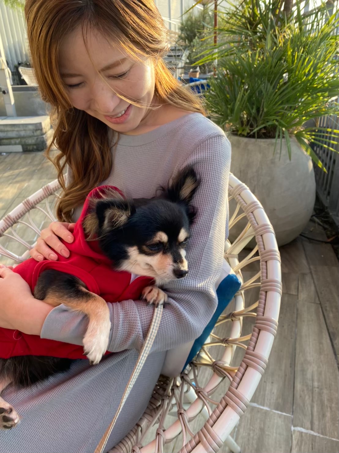 愛犬を抱くアーティスト・Tsukumi